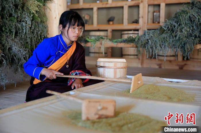 過濾香粉。　王磊 攝