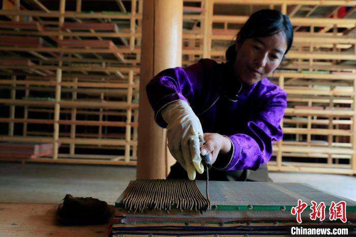 擠壓成香。　王磊 攝