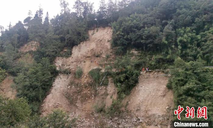 四川瀘定6.8級地震:森林消防夤夜抗震救援忙