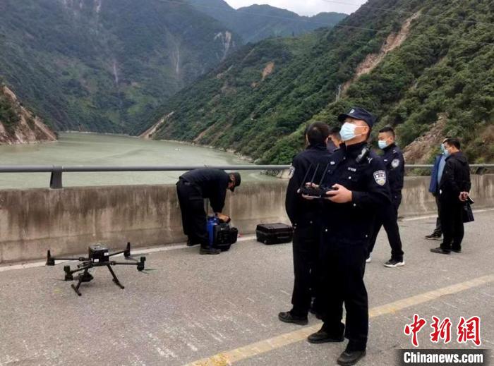 民警組成的搜尋隊(duì)利用無人機(jī)在震區(qū)開展空中巡查。　甘孜州公安局供圖