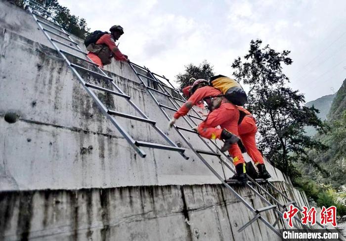 四川消防救援人員開(kāi)展救援?！∷拇ㄏ?供圖