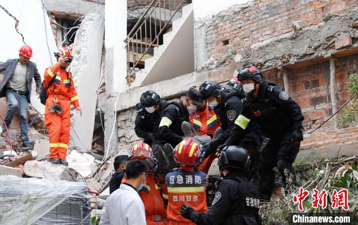 四川消防救援人員開(kāi)展救援?！∷拇ㄏ?供圖