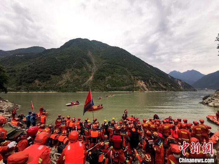 四川消防救援人員開(kāi)展救援?！∷拇ㄏ?供圖