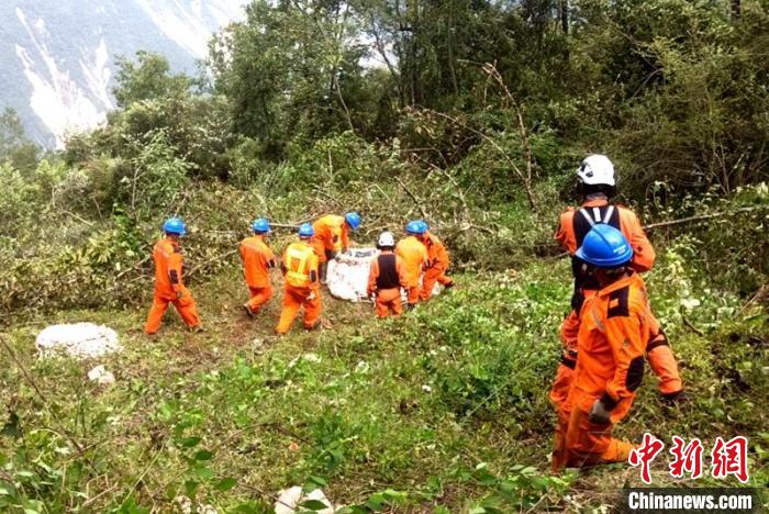 海拔1950米唐29號塔位搶險隊員正搬運直升機吊運上山的搶險材料?！⌒鞈c明 攝