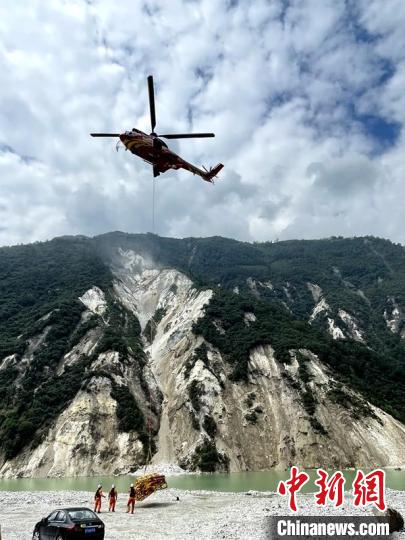 直升機正在運輸110千伏唐下線應(yīng)急塔塔材?！⌒l(wèi)科 攝