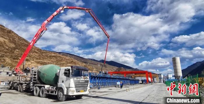 T梁發(fā)運(yùn)現(xiàn)場(chǎng)?！≈需F八局 供圖