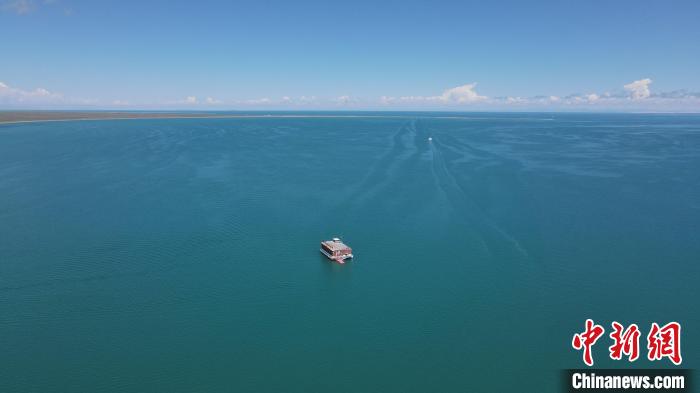 圖為航拍夏日青海湖?！±罱瓕?攝