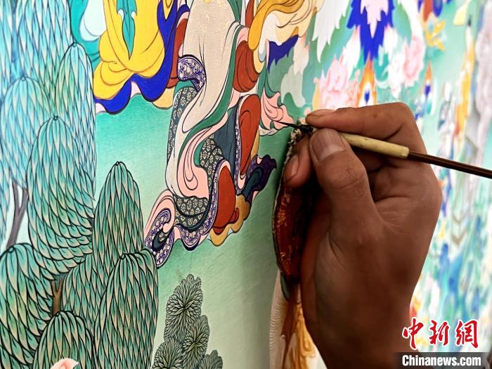 圖為畫(huà)師繪畫(huà)唐卡?！●R文莉 供圖