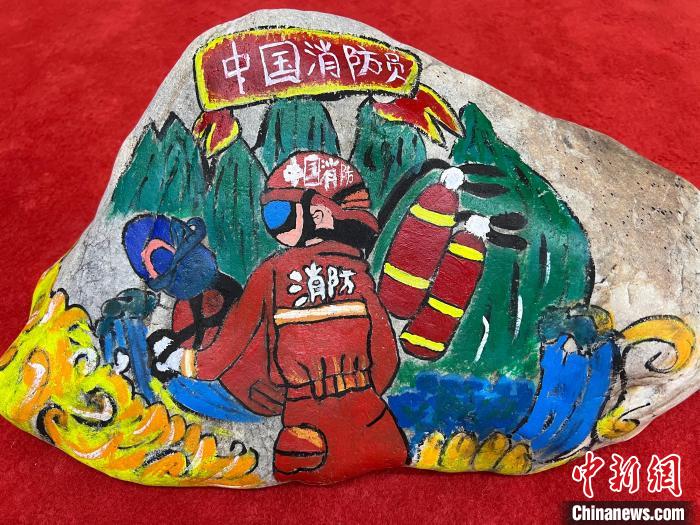 圖為玉樹消防指戰(zhàn)員創(chuàng)作的石頭畫作品《沖鋒有我》。　孫瑞祥 攝