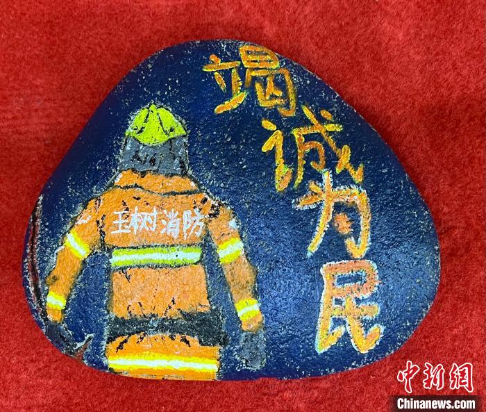 圖為玉樹消防指戰(zhàn)員創(chuàng)作的石頭畫作品《逆行在路上》?！O瑞祥 攝