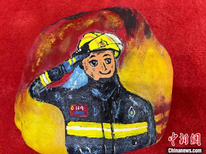 圖為玉樹消防指戰(zhàn)員創(chuàng)作的石頭畫作品《請(qǐng)祖國(guó)和人民放心》?！O瑞祥 攝