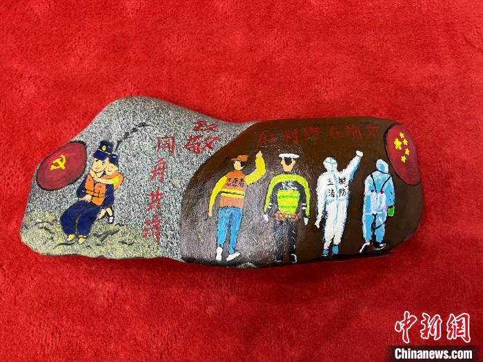 圖為玉樹消防指戰(zhàn)員創(chuàng)作的石頭畫作品《致敬“抗疫戰(zhàn)線”逆行的所有人》?！O瑞祥 攝