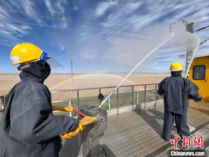 圖為水炮手操作高壓水槍對絕緣子進行清洗。　高啟宏 攝