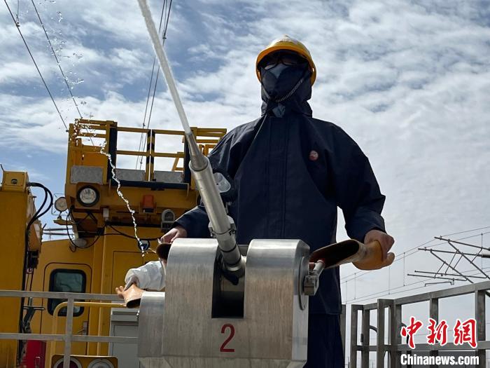 圖為水炮手操作高壓水炮進行作業(yè)?！「邌⒑?攝