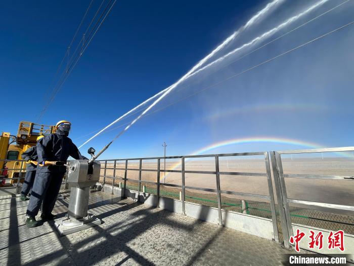 圖為水炮手在操作高壓水炮?！「邌⒑?攝