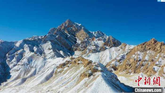 圖為山川被白雪覆蓋，與藍(lán)天相互呼映?！《继m縣融媒體中心供圖