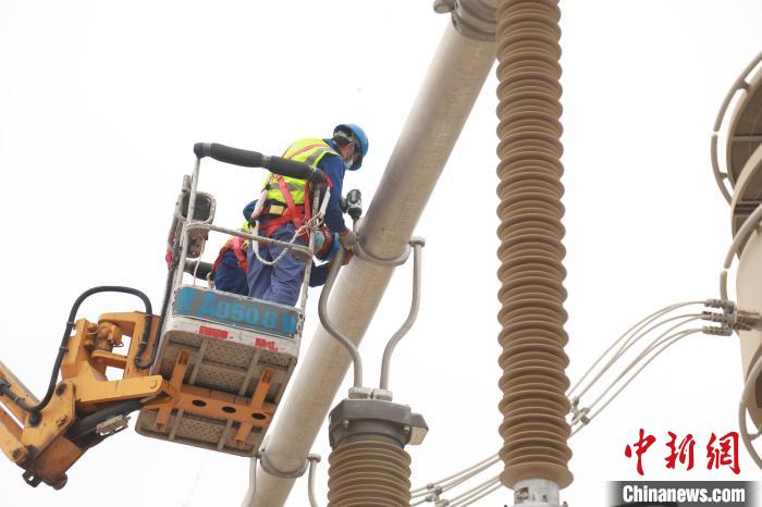 圖為國網(wǎng)青海超高壓公司變電檢修人員正在開展設備檢修工作?！≈煲闳?攝