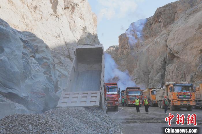 圖為大壩填筑現(xiàn)場?！∷娝木止﹫D