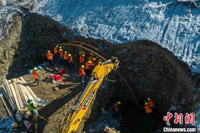 西成高鐵紅原2號(hào)隧道出口工人師傅正在進(jìn)行導(dǎo)向墻、管棚施工作業(yè)?！⒅铱?攝