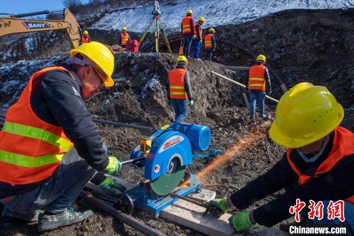 西成高鐵紅原2號(hào)隧道出口忙碌的工人師傅。　劉忠俊 攝