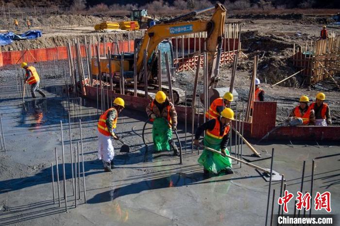 川主寺鎮(zhèn)牧場(chǎng)村西成高鐵1號(hào)拌合站工人師傅正在進(jìn)行駐地、拌合站澆筑施工作業(yè)。　劉忠俊 攝