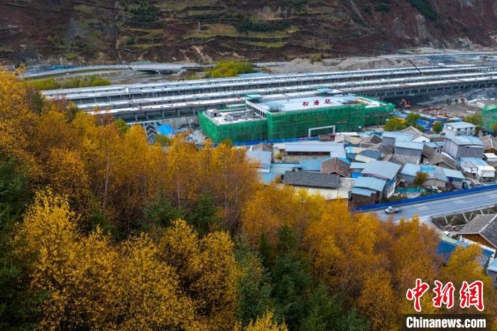正在建設(shè)的成蘭鐵路松潘站?！⒅铱?攝