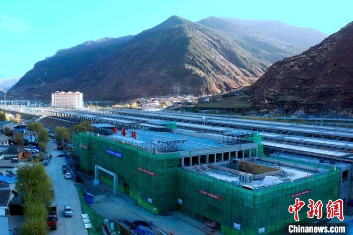 正在建設(shè)中的成蘭鐵路松潘站?！⒅铱?攝
