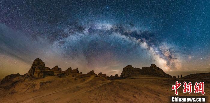 資料圖為冷湖賽什騰山天文臺(tái)址的星空?！±浜I(yè)園區(qū)供圖