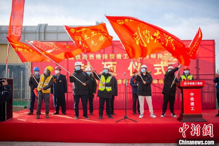 圖為封頂儀式現(xiàn)場?！『茽柾?攝