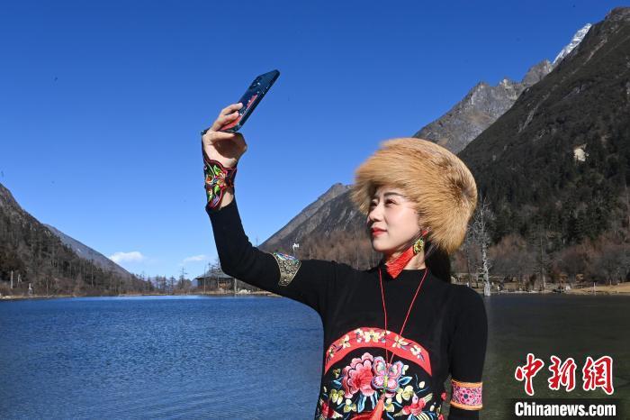 游人在畢棚溝景區(qū)拍照留念?！“苍?攝