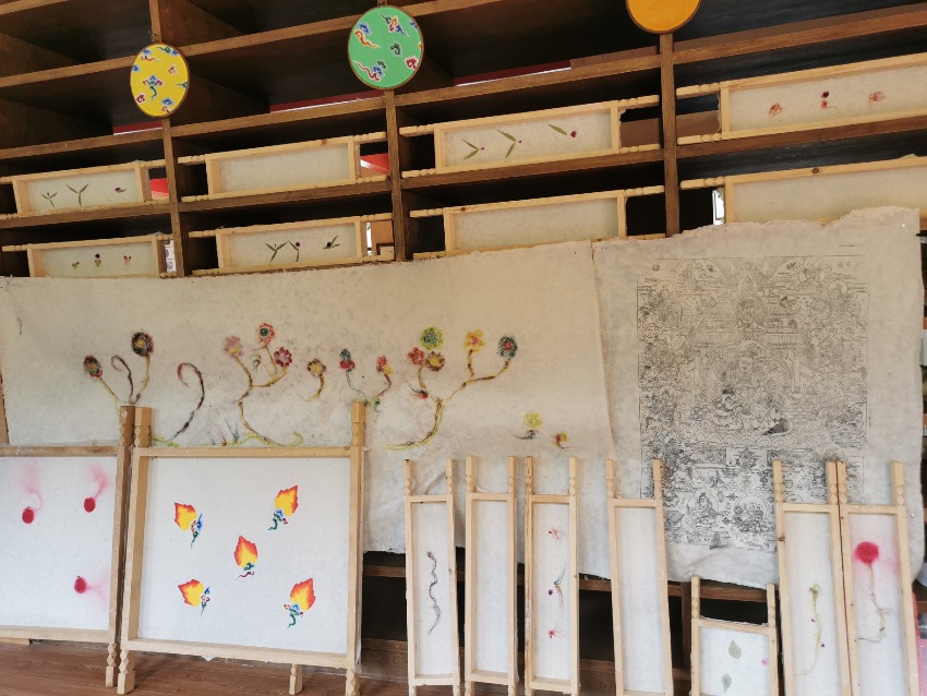 充巴傳統(tǒng)藏紙。德格縣融媒體中心供圖