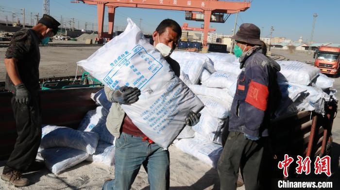 圖為裝卸人員將食鹽從汽車倒裝到火車上?！±钌?攝