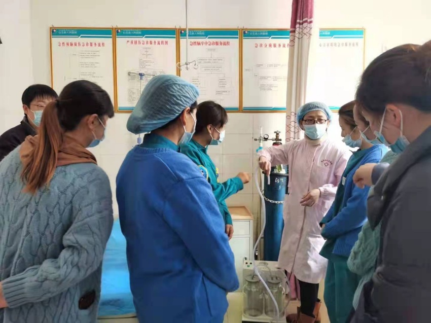 陳平為患者講解醫(yī)療設施。成都市武侯區(qū)委統(tǒng)戰(zhàn)部供圖