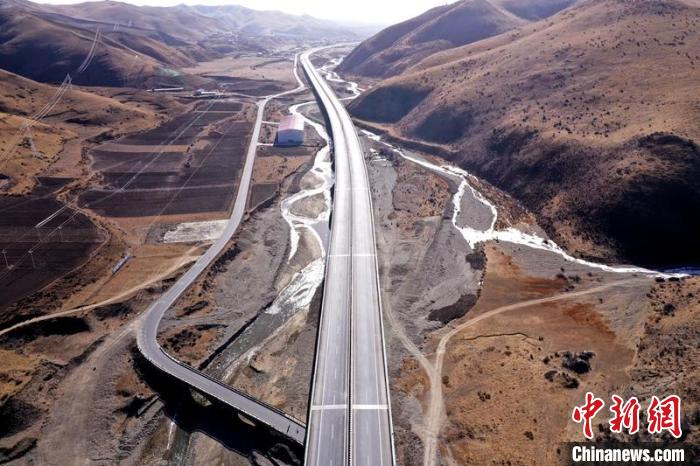 久馬高速公路阿壩50公里路段。　蜀道集團(tuán)供圖