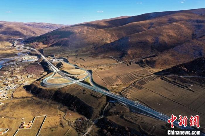 久馬高速公路阿壩互通段?！∈竦兰瘓F(tuán)供圖