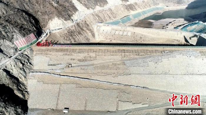 航拍巴塘水電站大壩。　中國安能第三工程局供圖