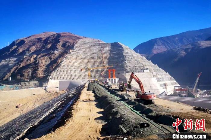 巴塘水電站大壩封頂現(xiàn)場?！≈袊材艿谌こ叹止﹫D