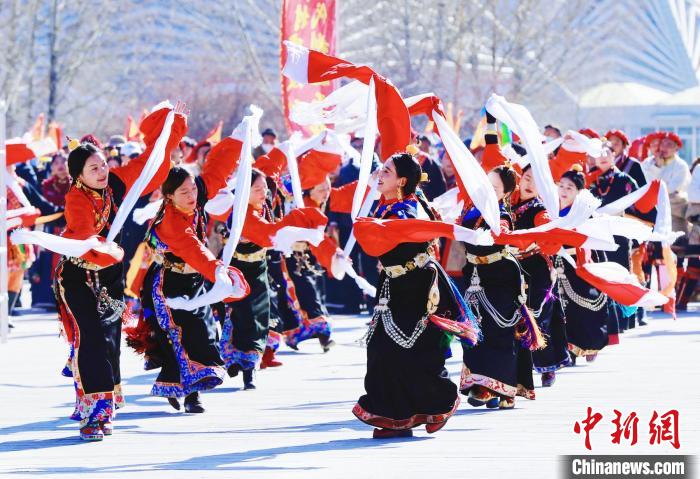 圖為玉樹群眾在廣場內(nèi)載歌載舞。　馬銘言 攝