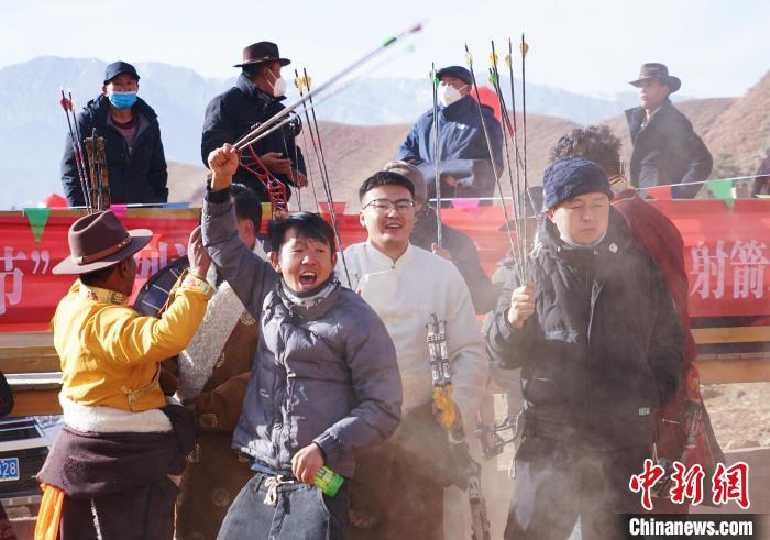 圖為藏族民眾跺腳歡呼慶祝弓箭手射中靶心?！●R銘言 攝