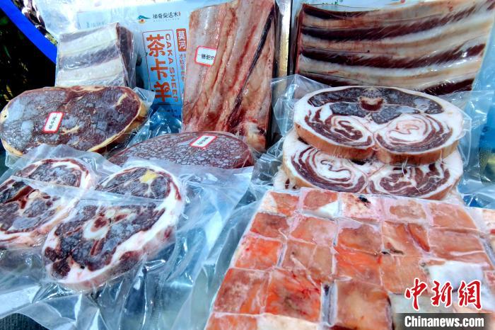 圖為前來參展的柴達(dá)木肉類?！±铍h 攝