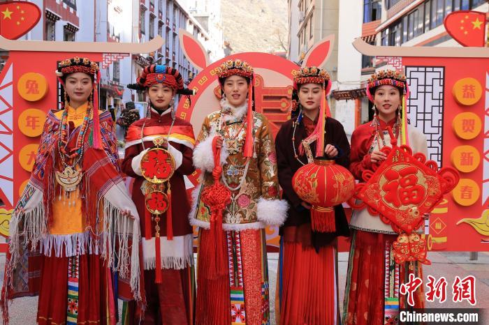 丹巴美女送祝福，迎新年?！±钣腊?攝