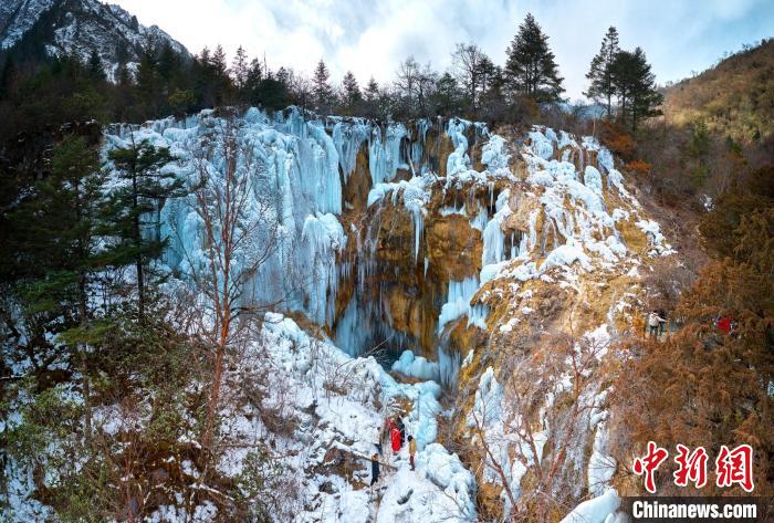 晶瑩剔透的冰瀑仿佛是大自然用冰藍(lán)色繪制出的壯觀畫卷?！『?攝