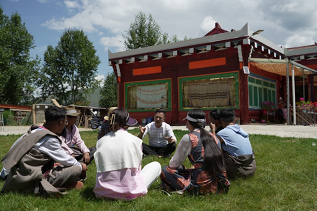 趙奎深入爐霍縣鄉(xiāng)村與藏族群眾開展座談。爐霍縣自然資源局供圖