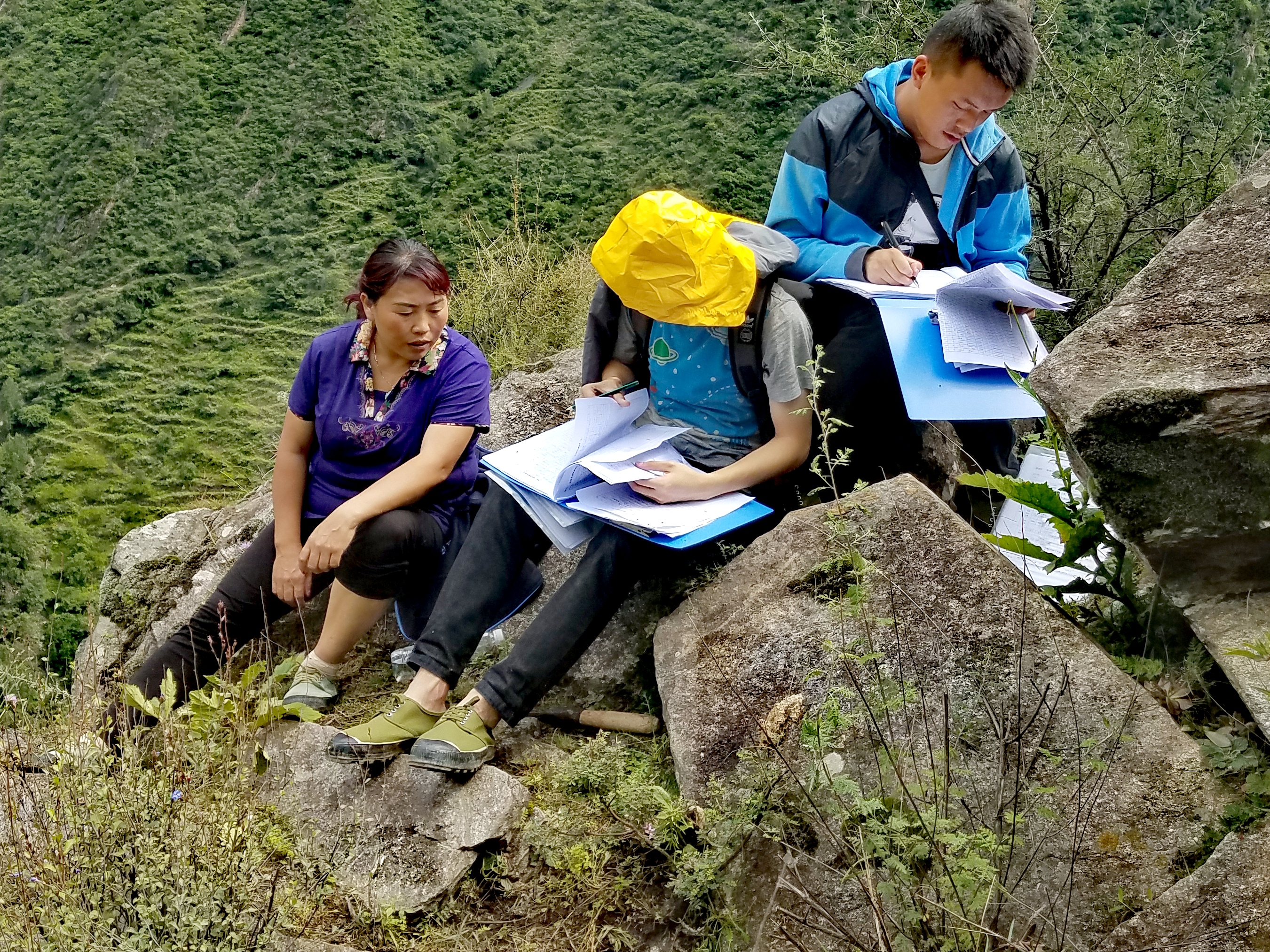 　2022年，余德春(左)協(xié)助排查震后地質(zhì)災(zāi)害隱患點(diǎn)。(圖為余德春提供)