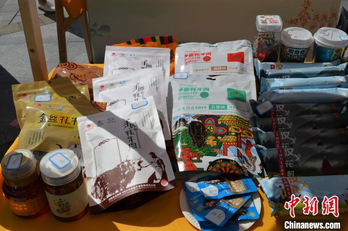 推介活動上的農(nóng)特產(chǎn)品展示?！≈炝杞?攝