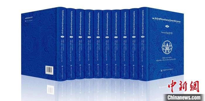 圖為青海果洛州藏醫(yī)專家桑德才讓擔任主編的《藏醫(yī)傳染性疾病文獻集成》?！∈茉L者 供圖