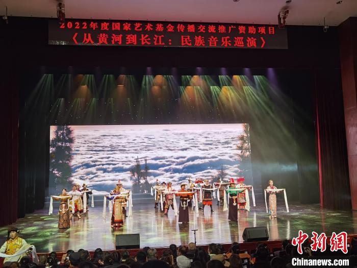 圖為演出現(xiàn)場(chǎng)?！∨擞隄?攝