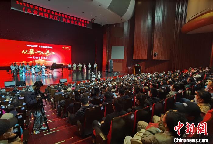 圖為演出現(xiàn)場(chǎng)?！∨擞隄?攝
