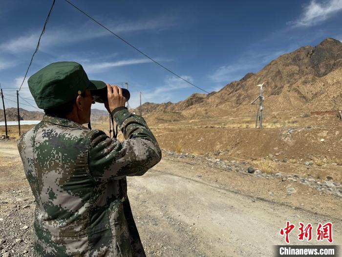 圖為文物保護(hù)員費生平正在巡查?！±铍h 攝