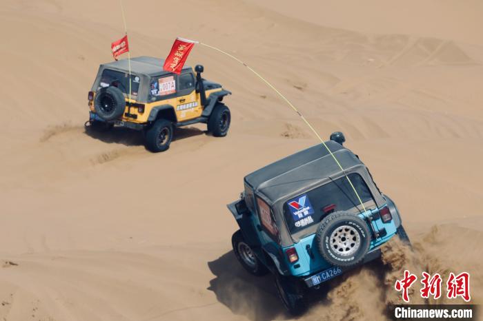 圖為高原沙漠機(jī)車(chē)越野挑戰(zhàn)賽現(xiàn)場(chǎng)?！≠F南縣委宣傳部供圖